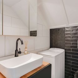 28 Toilet en wastalel boven